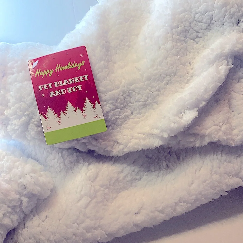 NEW HAPPY HOWLIDAYS PET BLANKET AND TOY
